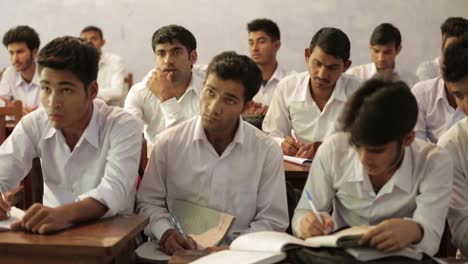 Estudiantes-Indios-De-Uttarakhand-En-Sus-Colegios-Escolares