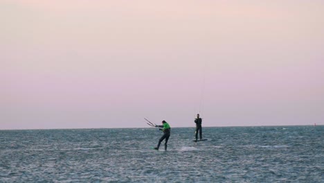 Erwachsene-Kitesurfen-In-Den-Gewässern-Vor-Den-Niederländischen-Watteninseln-Vor-Rosa-Himmel