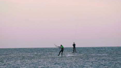 Adultos-Kitesurf-En-Aguas-De-Las-Islas-Holandesas-De-Wadden-Contra-Cielos-Rosados