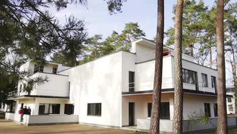 Meisterhaus-Des-Berühmten-Bauhaus-Architekten-Walter-Gropius-In-Dessau,-Zeitlupe