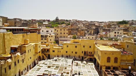 Edificios-Coloridos-Y-La-Curtiduría-De-Chouara-En-Fes-El-Bali-En-Marruecos