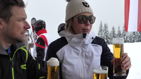 Nahaufnahme-Eines-Paares,-Das-Im-Skigebiet-Bier-Trinkt