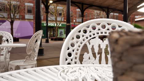 Leeres-Stadtcafé-Im-Freien,-Bunte-Tische-–-Stühle,-Parallaxenwagen-Rechts