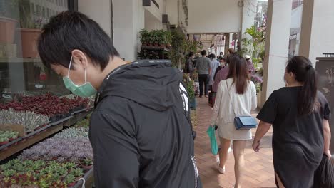 Corona-Virus-Pandemie:-Einheimische-Besuchen-Mit-Schützenden-Gesichtsmasken-Den-Blumenmarkt-Von-Hongkong-Mong-Kok,-Der-Für-Seine-Große-Vielfalt-An-Seltenen-Blumen-Und-Pflanzen-Bekannt-Ist