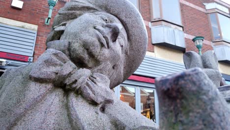 Low-Dolly-Unter-Mad-Hatter-Tea-Party-Granit-Geschnitzte-Skulptur-In-Warrington-Town-Golden-Square