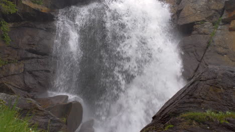 Nahaufnahme-Eines-Fließenden-Wasserfalls-In-Den-Rocky-Mountains-Durch-Granitsteinformationen