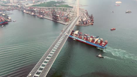 Mega-Buque-Portacontenedores-Cosco-Cruzando-El-Puente-Canteros-De-Hong-Kong,-Rumbo-Al-Puerto