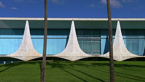 Columnas-De-Mármol-De-La-Arquitectura-Moderna-En-La-Fachada-Del-Palacio-Alvorada,-La-Casa-Oficial-Del-Presidente-De-Brasil