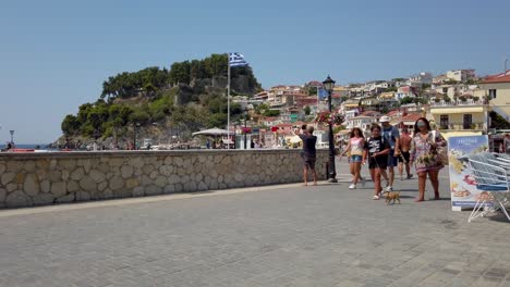 Gente-Caminando-Durante-Las-Horas-De-La-Mañana-En-Parga,-Grecia-En-Un-Día-Soleado