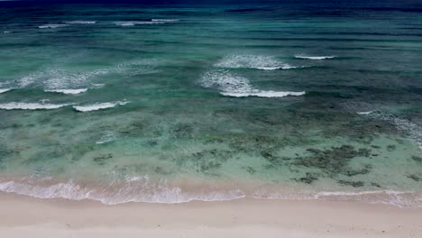 Luftdrohne,-Die-Von-Einem-Weißen-Sandstrand-Zu-Einem-Tropischen-Meer-Auf-Der-Insel-Cozumel-In-Mexiko-Kippt