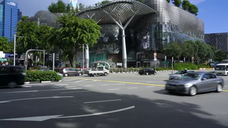 Gente-Caminando-Por-El-Centro-Comercial-Ion-Tiendas-De-Lujo-En-Orchard-Road