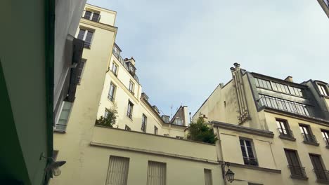Edificios-A-Lo-Largo-De-La-Rue-Du-Nil-En-El-Distrito-2-De-París,-Francia---Tiro-Inclinado-Hacia-Abajo