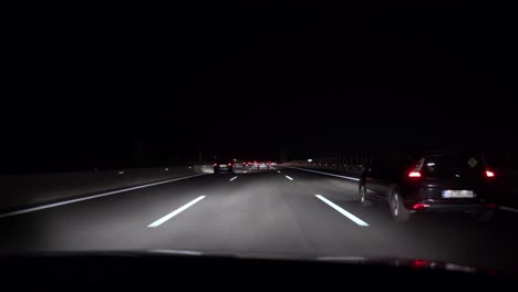 Imágenes-Nocturnas-De-La-Autopista-Nacional-E94-De-Grecia,-Vista-Del-Salpicadero-Del-Coche-4k