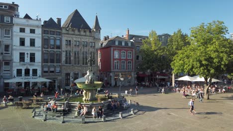 Mercado-Con-Karlsbrunnen-En-La-Ciudad-Alemana-De-Aquisgrán,-Frente-Al-Ayuntamiento