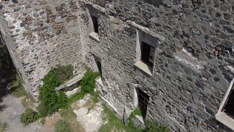 Blick-Auf-Die-Verfallenen-Steinmauern-Des-Veregaria-Hotels-In-Prodromos,-Insel-Zypern-In-Griechenland,-Am-19.-Juni-2020