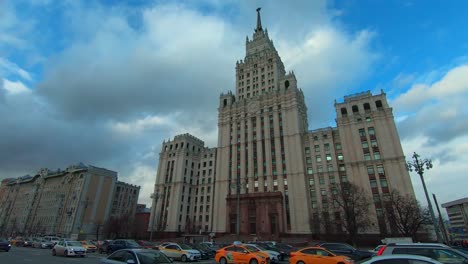 El-Tráfico-Pasa-Por-El-Edificio-De-La-Puerta-Roja