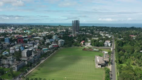 Albert-Park-Y-Edificio-Del-Gobierno-Suva-Visto-Desde-Arriba,-Antena-En-La-Ciudad-Capital-De-Fiji