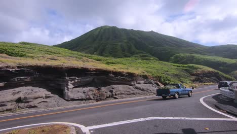 Green-volcano-at-island-Oahu-in-Hawaii-filmed-from-road-going-beside-coastline
