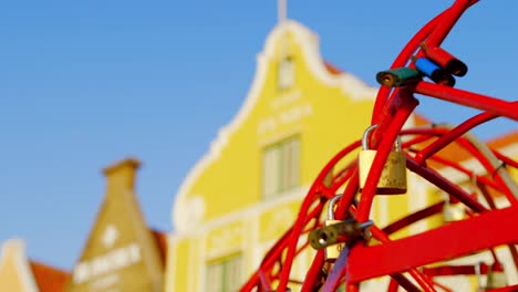 Edificios-Coloridos-En-Punda-Para-Amar-Las-Cerraduras-En-Willemstad,-Curacao-En-Un-Clima-Brillante