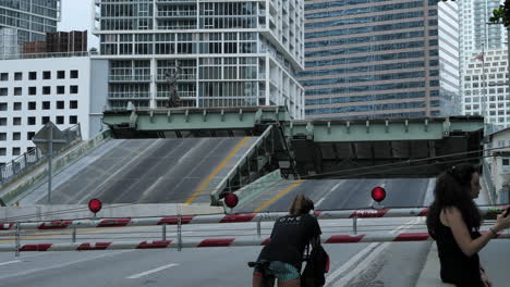 Fußgängermädchen-Warten-Darauf,-Die-Zugbrücke-In-Der-Innenstadt-Von-Miami-Zu-überqueren