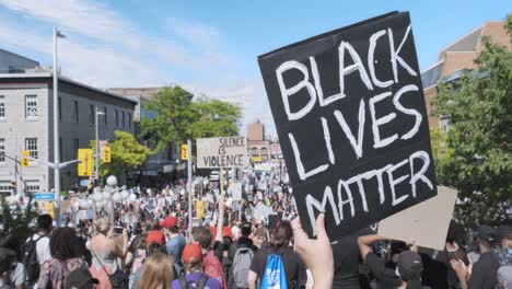 Das-Schild-„Black-Lives-Matter“-Wurde-Zwischen-Einer-Großen-Gruppe-Von-Demonstranten-Hochgehalten