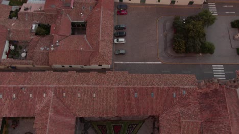 4K-Luftaufnahme-über-Einen-Wunderschön-Dekorierten-Innengarten-Eines-Spanischen-Kolonialhauses-Mit-Blick-Auf-Die-Plaza-De-Armas-Von-Cusco,-Der-Hauptstadt-Der-Inkas