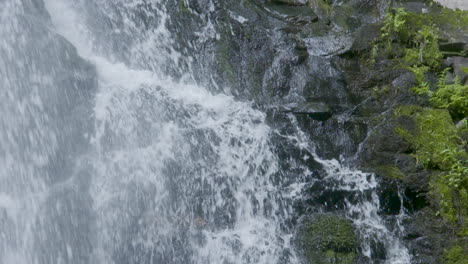 Felsiger-Wasserfall,-Der-Großen-Felsen-Spritzt