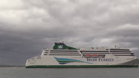 Irish-Ferries-Schiff-Fährt-Am-Rahmen-Vorbei