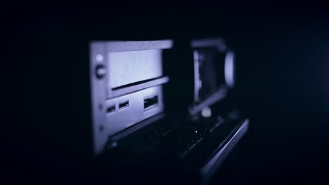 Legen-Sie-Eine-VHS-Kassette-In-Den-Videorecorder-Ein