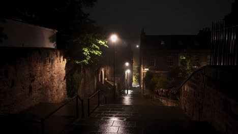 Überschwemmte-Mauer-In-Edinburgh-In-Einer-Ruhigen,-Nebligen-Nacht-–-Heranzoomen