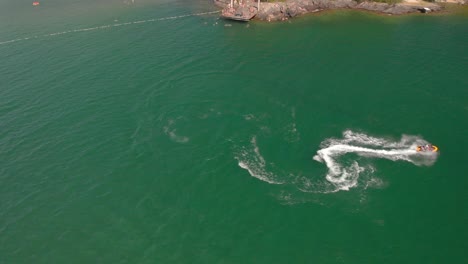 Drone-Volando-Sobre-Jetski-En-Mar-De-Agua-Verde