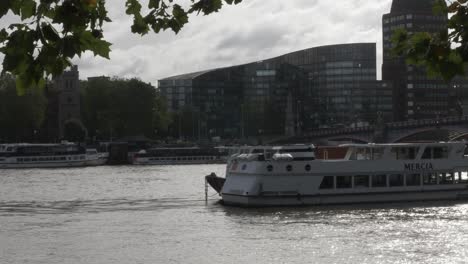 Barco-Vacío-De-Fiesta-De-Mercia-Amarrado-En-El-Támesis-Cerca-Del-Puente-Millbank