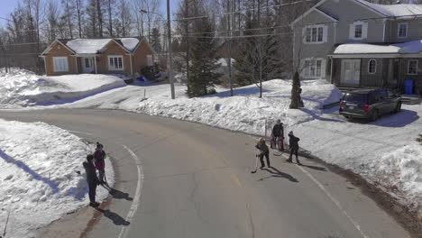 Los-Niños-Juegan-Al-Hockey-En-Las-Calles-Nevadas-De-Saint-Maurice,-Canadá