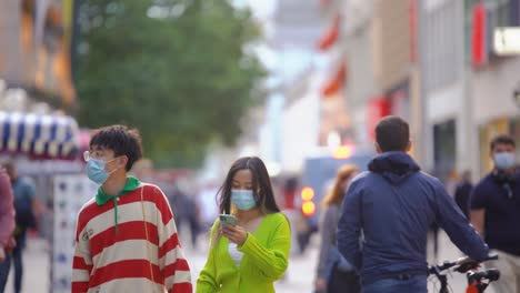 Asian-couple-wearing-a-face-mask-in-downtown-Munich