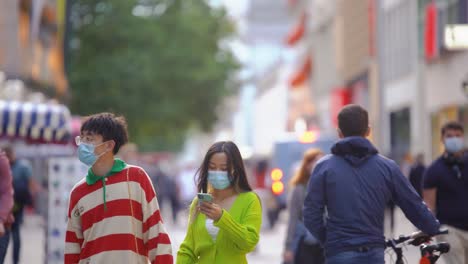 Asiatisches-Paar-Mit-Gesichtsmaske-In-Der-Innenstadt-Von-München