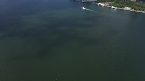 Eine-Luftaufnahme-Der-Oberen-Bucht-Mit-Einem-Vorbeifahrenden-Boot