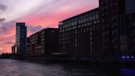 Blick-Auf-Den-Hamburger-Hafen-Bei-Sonnenuntergang