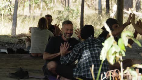 Gruppe-Von-Männern,-Die-Einander-Gegenübersitzen-Und-Die-Hände-Als-Verbindung-Verbinden-–-Handfläche-An-Handfläche-–-Männlichkeitstraining-In-Mount-Byron,-Queensland,-Australien