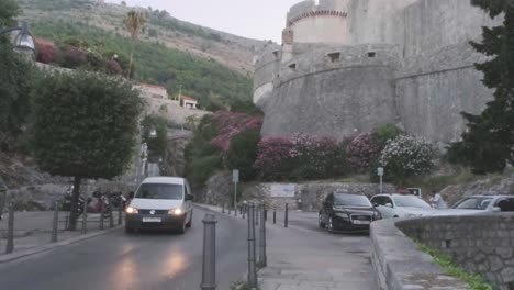 Am-Frühen-Morgen-Auf-Der-Einfahrtsstraße-In-Die-Altstadt-Von-Dubrovnik-Mit-Blick-Auf-Den-Berg-Srd-Und-Die-Festungsmauern