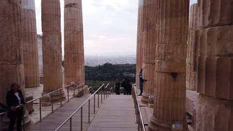 Puerta-De-Entrada-Principal-De-La-Acrópolis-Como-Se-Ve-En-Un-Hermoso-Día-Nublado-De-Primavera,-Atenas,-Attica,-Grecia