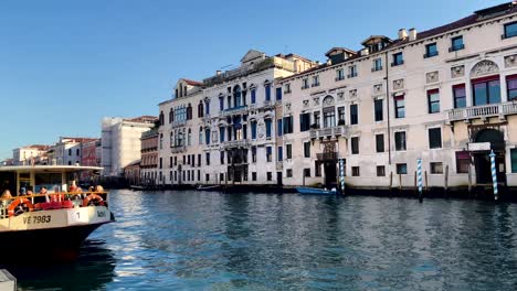 Passagiere,-Die-Aus-Dem-Vaporetto-Am-Terminal-Aussteigen,-Nachdem-Sie-Durch-Den-Canal-Grande-In-Venedig,-Italien,-Gefahren-Sind