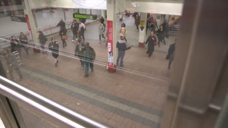 Morgenpendler-Bewegen-Sich-Schnell-Durch-Die-überfüllte-U-Bahn-Station