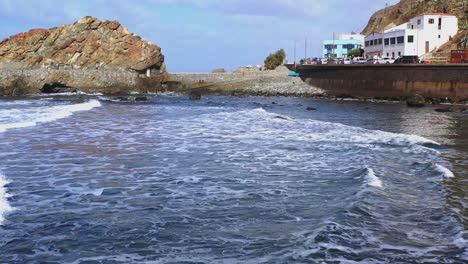 Wellen-Krachen-Auf-Einen-Hafen-Und-Einen-Steinpier,-Teneriffa,-Kanarische-Inseln,-Spanien