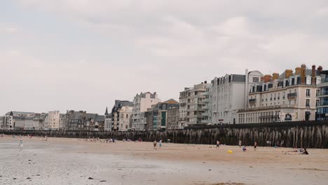 St-Malo,-Francia---Julio-De-2014:-Turistas-A-Lo-Largo-De-La-Playa-Al-Atardecer