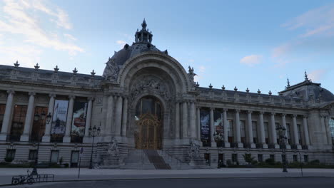 Petit-Palais-in-Paris-and-nobody-in-front-during-lockdown-in-the-morning,-wide-arc-low-angle-shot