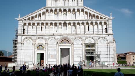 tourists-walking-among-the-symbolic-places-of-Pisa-admiring-the-beauty-and-taking-pictures-during-a-sunny-day