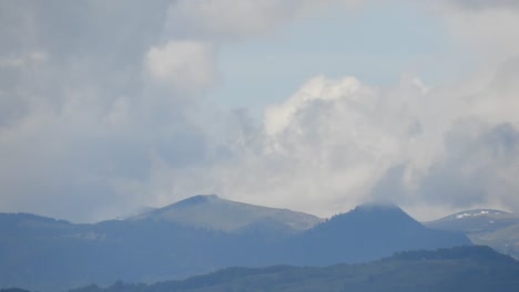Zeitraffer-Weit-Entfernter-Wolken-über-Den-Karpaten