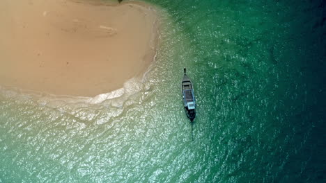 Longtail-Boot-Schwimmt-Auf-Der-Insel,-Sich-Bewegende-Wolkenschatten,-Draufsicht
