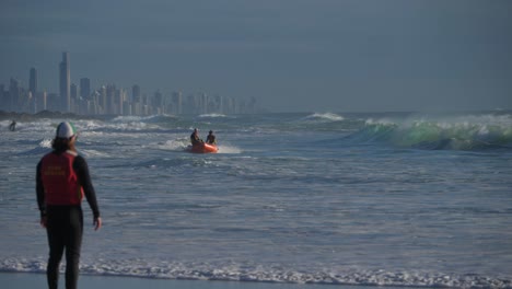 Salvavidas-Voluntario-Viendo-A-Su-Equipo-En-Botes-De-Goma-Inflables-Navegando-En-El-Océano---Equipo-Australiano-De-Salvamento-De-Surf-En-Un-Bote-De-Rescate---Currumbin,-Costa-Dorada,-Australia