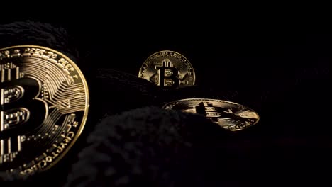 Makroansicht,-Die-über-Goldene-Bitcoins-Auf-Schwarzem,-Flauschigem-Hintergrund-Fliegt,-Blockchain-Investition,-Kryptowährung